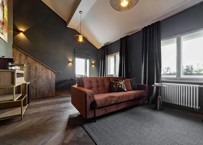 The Viaduct - & 4*